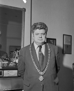 882177 Portret van Hendrik ('Henk') Johan Lubert Vonhoff (1931-2010), burgemeester van Utrecht, in zijn werkkamer op ...